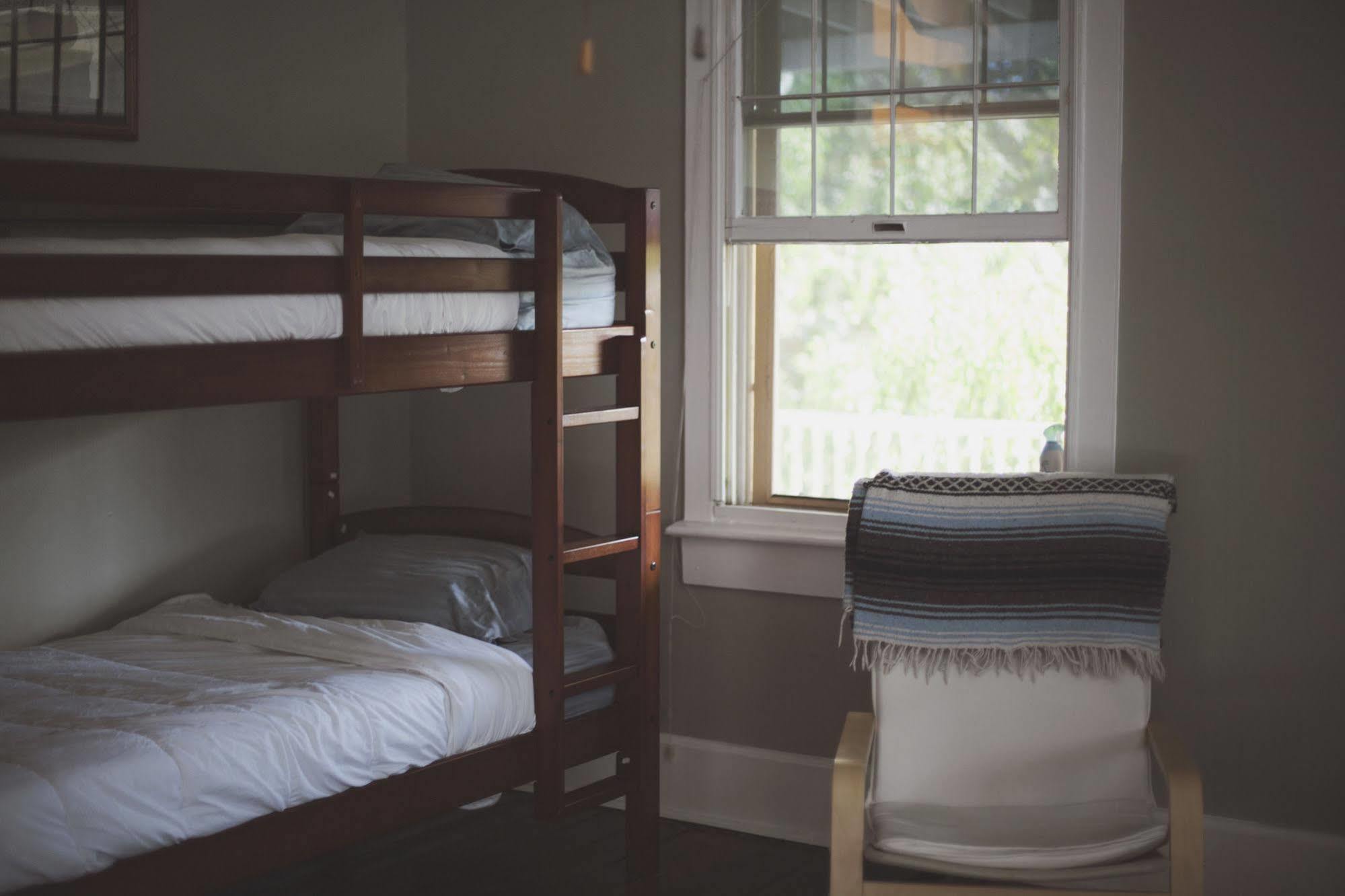 Hk Austin Hostel Bagian luar foto